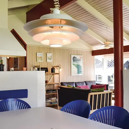 4 Bedroom Beautiful In Tranekaer בית נופש